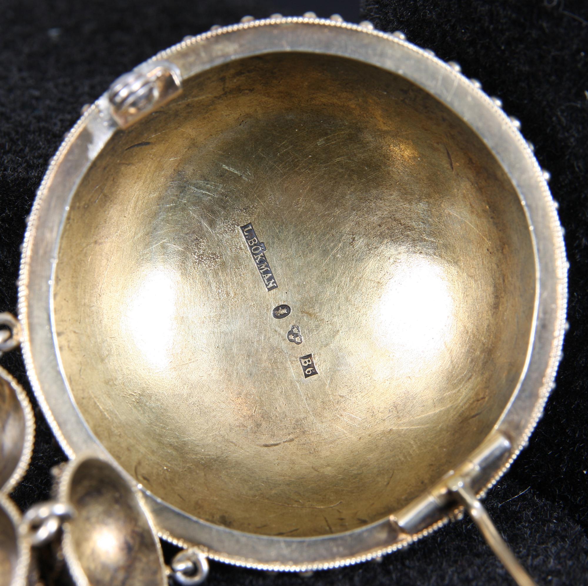 BROSCH, ÖRHÄNGEN, ett par samt HÄNGSMYCKE, silver. L. Bökman, Stockholm, 1880-81. 35 gram.