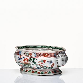 Kryddställ, porslin. Qingdynastin, Kangxi (1662-1722).