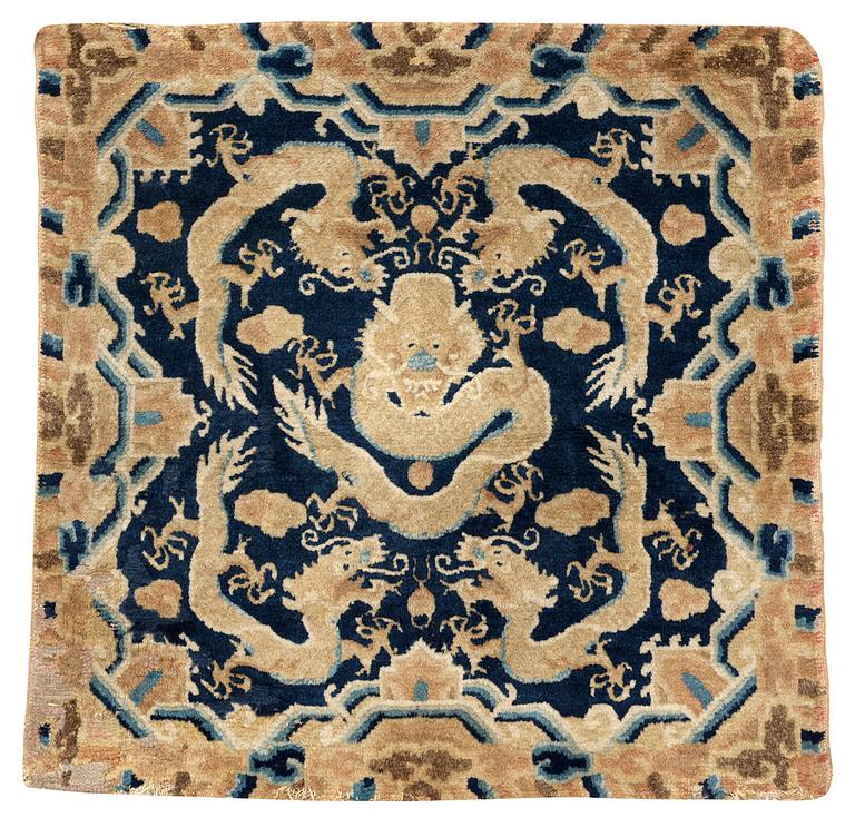 ANTIK NINGXIA TRONSTOLSMATTA. 79 x 80 cm.