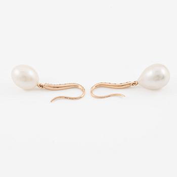 Örhängen 18K guld med odlade pärlor och briljantslipade diamanter.