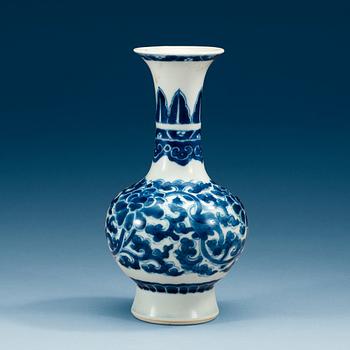1694. A blue and white vase, Qing dynasty, Kangxi (1662-1722).
