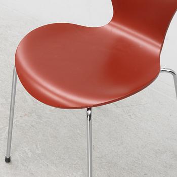 Arne Jacobsen, stolar, 5 st, "Sjuan", Fritz Hansen, Danmark, 2022.