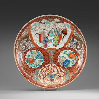 527. A Japanese Imari charger, Meiji (1868-1912).