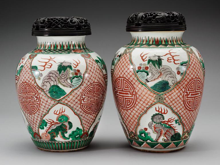 A set of two Wucai jar, Qing dynasty.