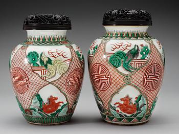 A set of two Wucai jar, Qing dynasty.
