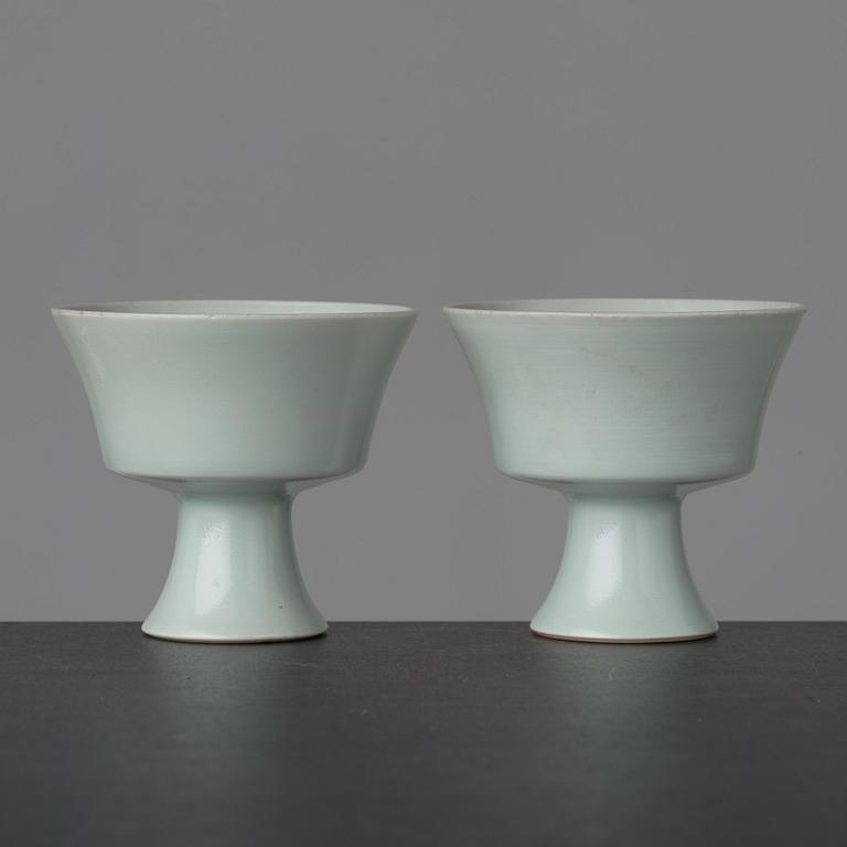 STEMCUPS ett par, porslin. Kina, 1900-tal med Yongzhengs märke.