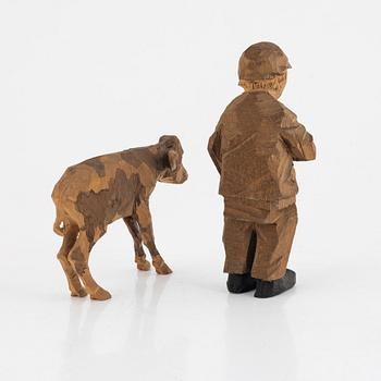 Axel Petersson Döderhultarn, skulptur, stämpelsignerad. Delvis bemålat trä, höjd 10-16,5 cm.