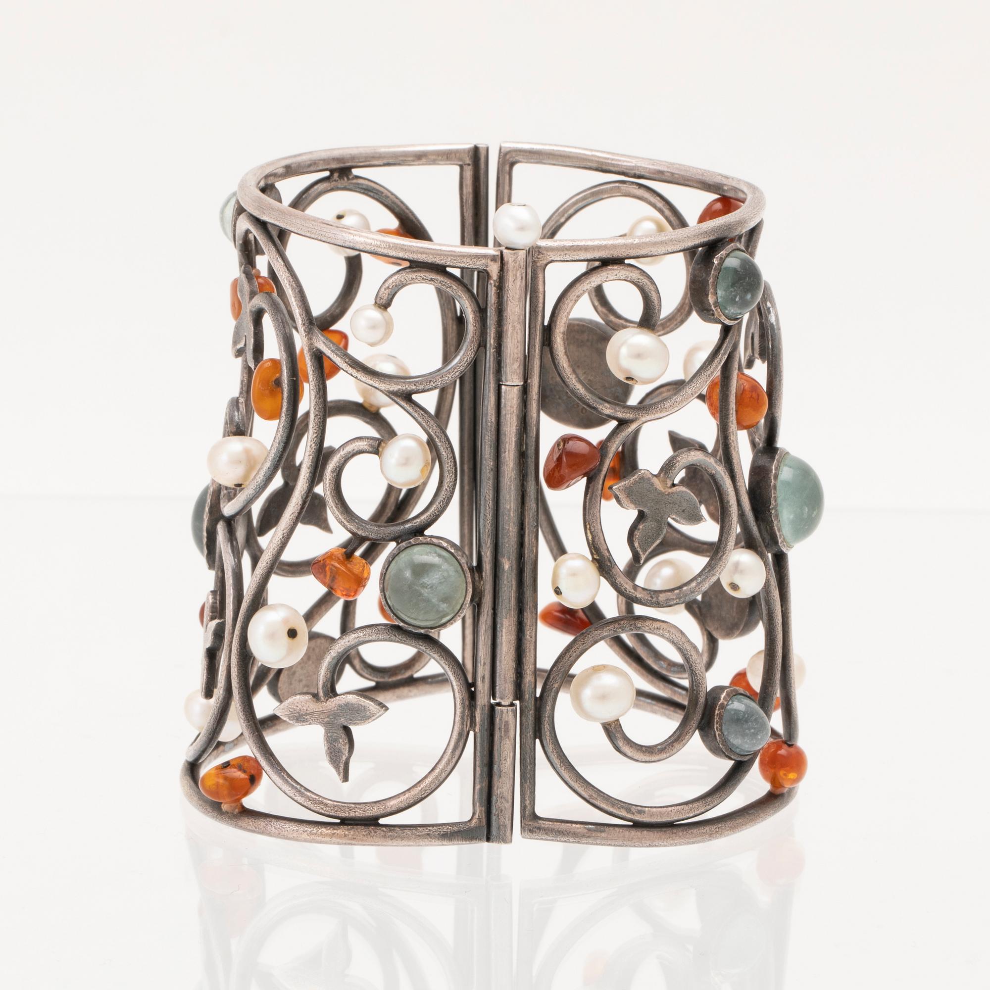 Frøydis Adele Knapstad, armband av silver med cabochonslipade akvamariner, odlade pärlor samt bärnstenarm, Bornholm.