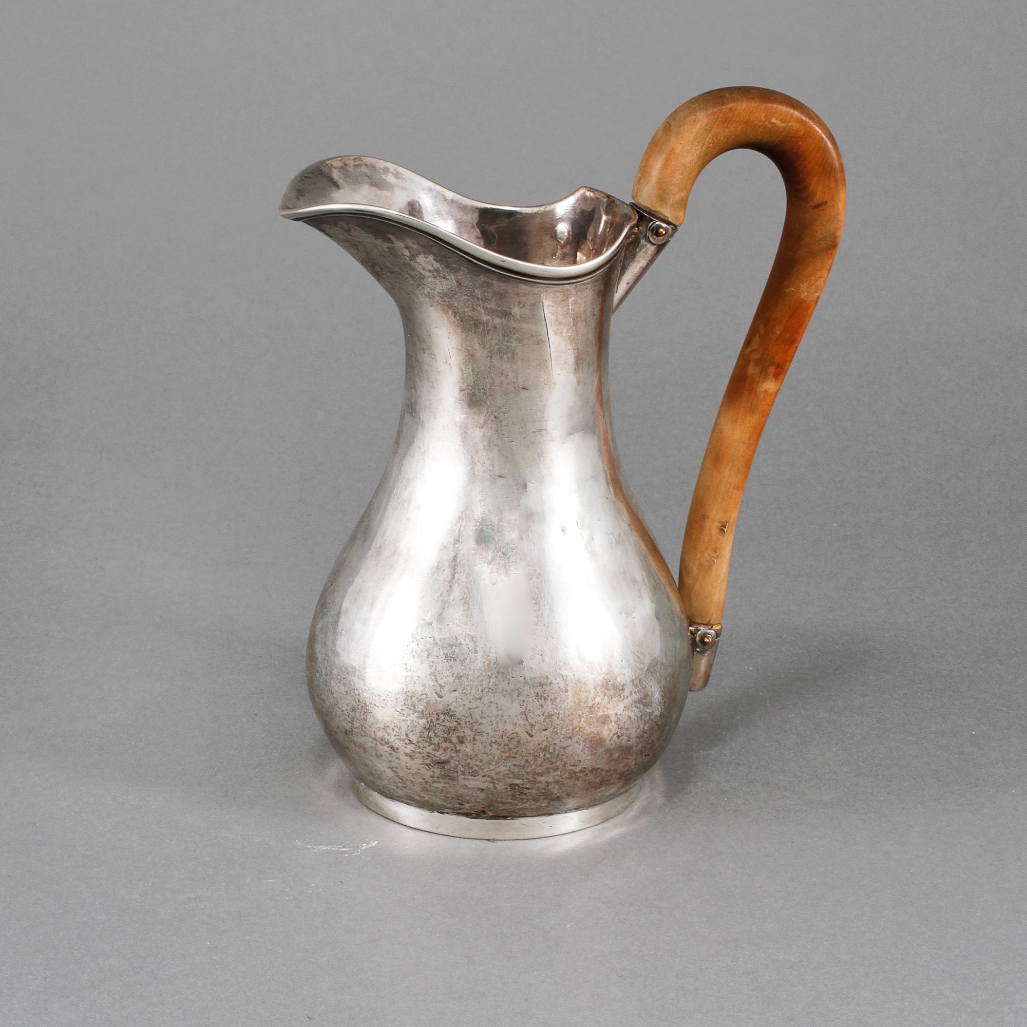 KANNA, silver, otydliga stämplar, möjligen Nederländerna, 1800-talets första hälft. Total vikt 265 g.
