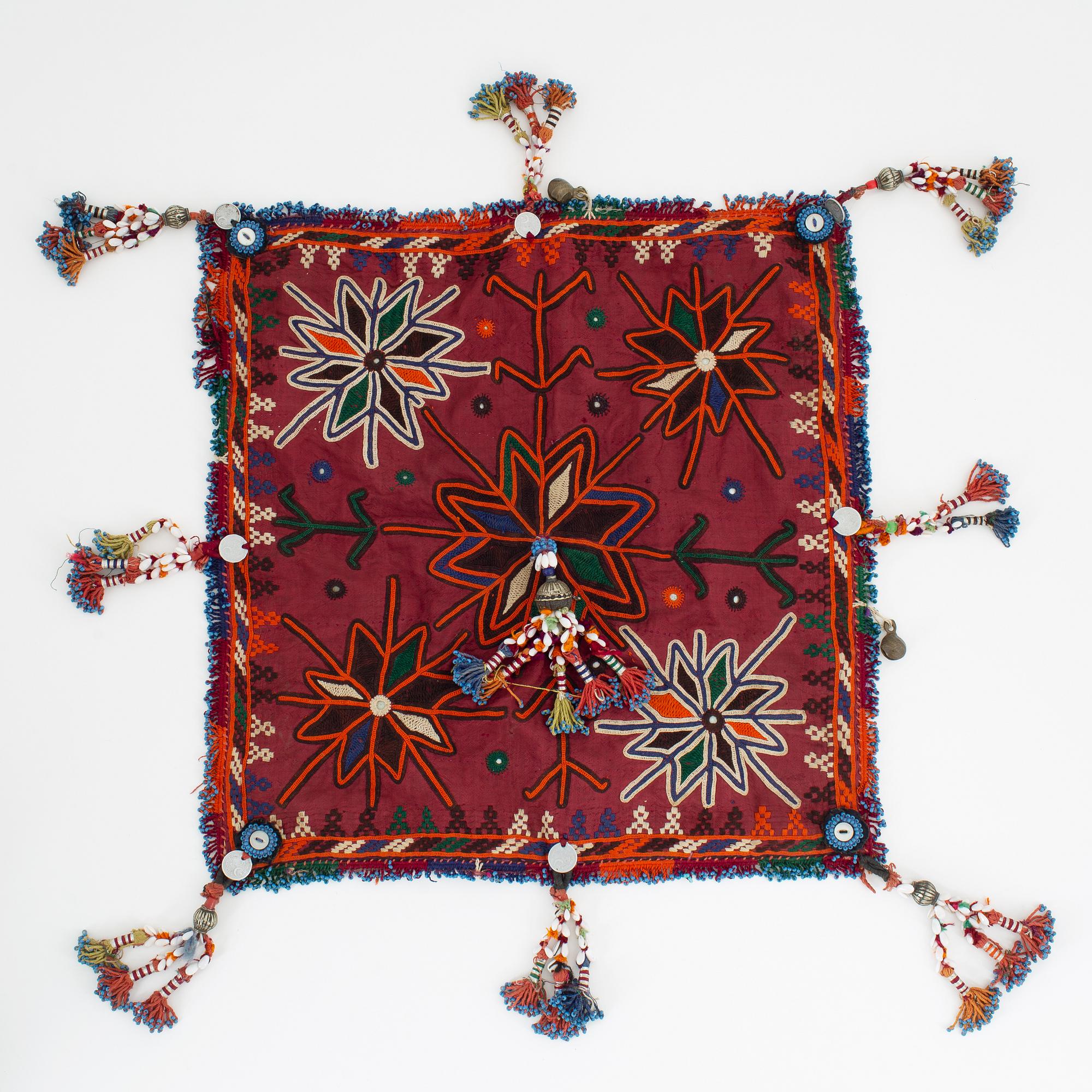 Huvudbonad, silke, Uzbekistan, ca 43 x 41 cm.