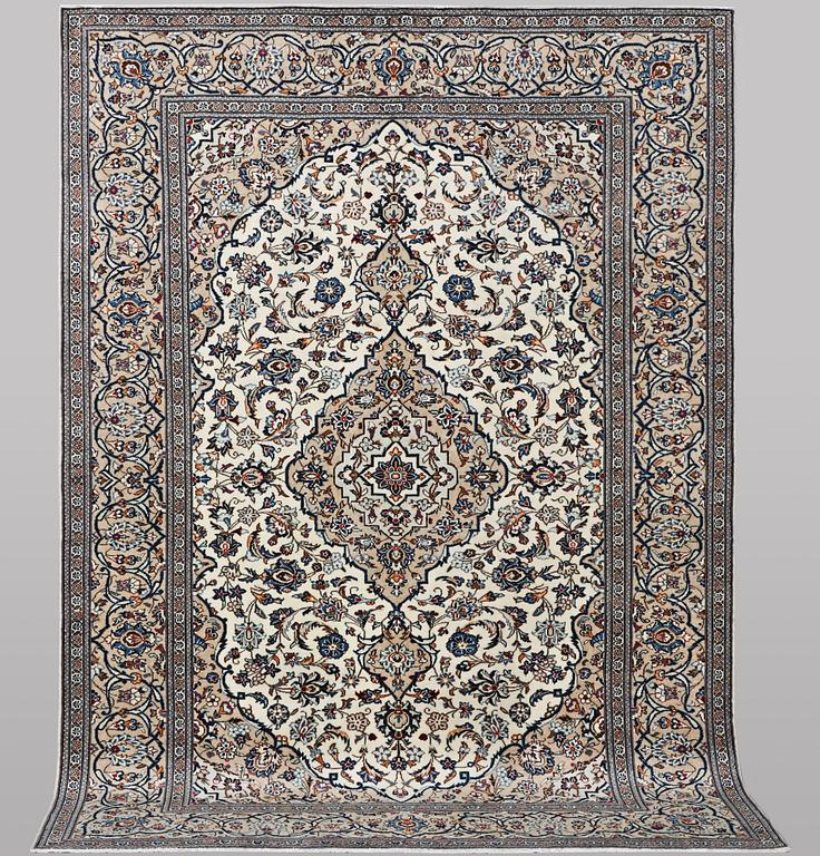 A carpet, Kashan, ca 290 x 193 cm.