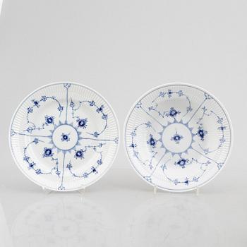 Servisdelar, 86 st, porslin, "Musselmalet", Royal Copenhagen, Danmark, varierande åldrar; 1900-tal & några äldre delar.