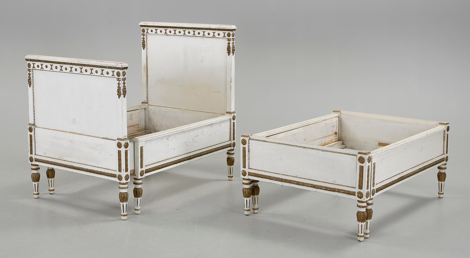 SÄNGAR OCH SÄNGBORD, 3 delar, gustaviansk stil, 1900-tal.