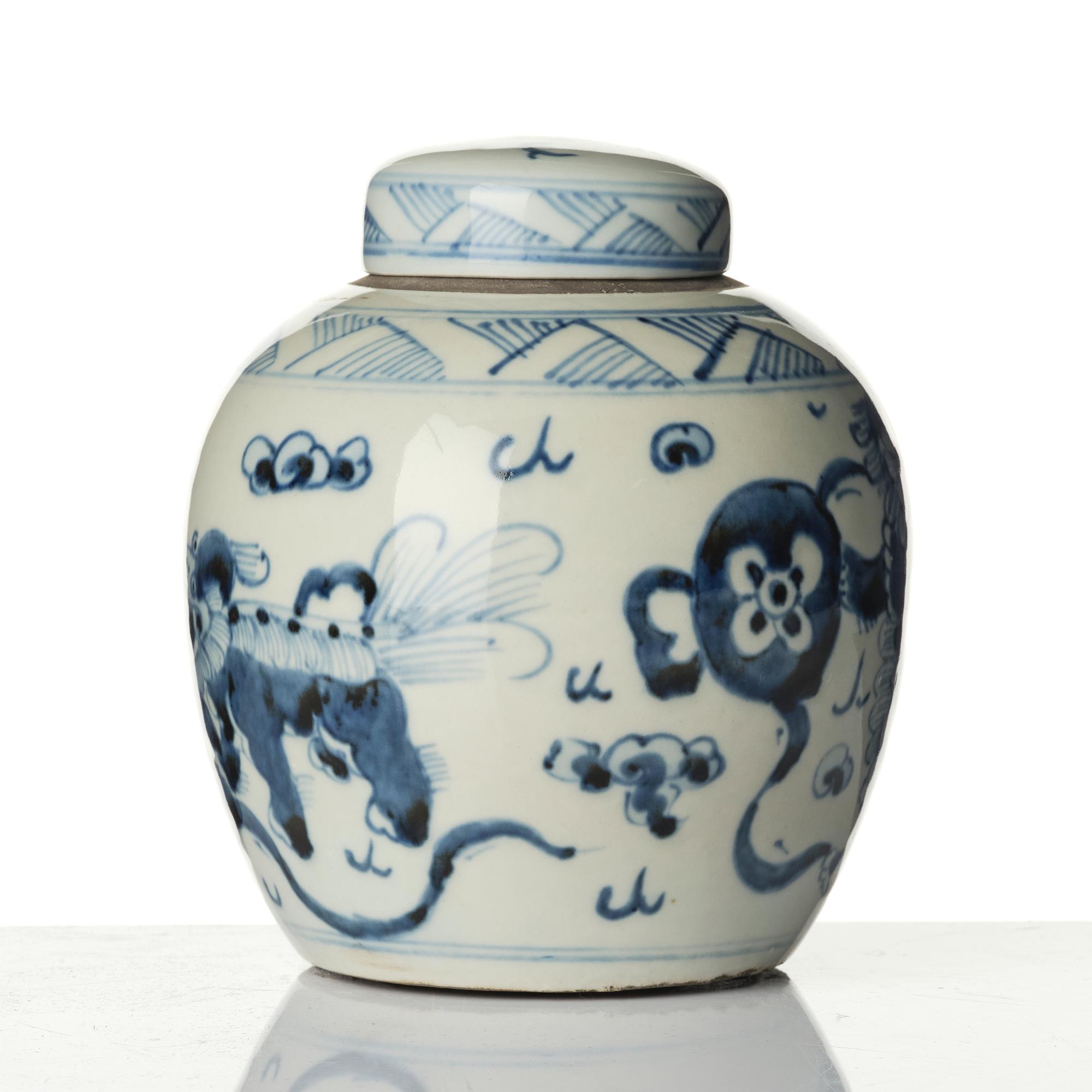 A blue and white porcelain pot, China, Qing dynasty, 19th century.