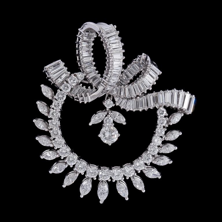 BROSCH, navette- trapez- och briljantslipade diamanter tot. ca 11 ct. 1950's.