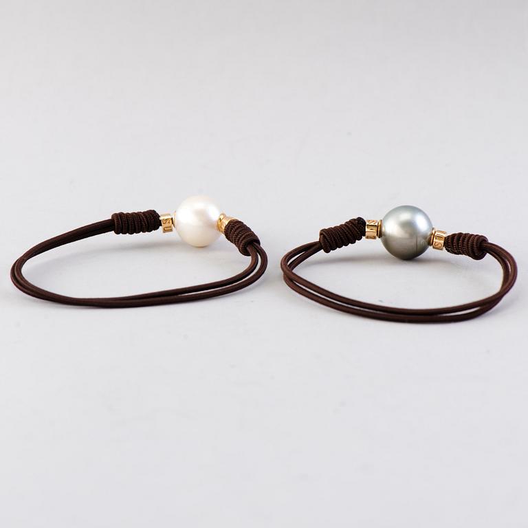 BRACELETS, 2 pcs, cultured pearls, 18K gold. Suarez, Spain.