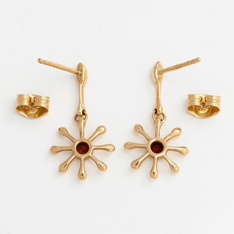 Kirsti Doukas, korvakorut, "Pohjantähti", 18K kultaa ja granaatti. Kalevala Koru, Helsinki.