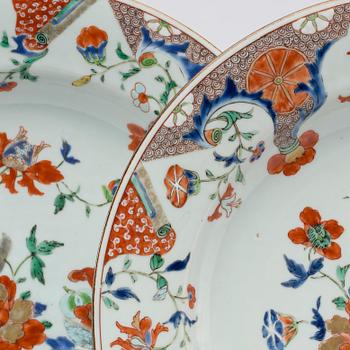 TWO IMARI PATTERN 18TH CENTURY PLATES.