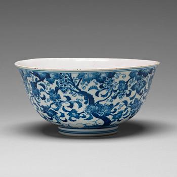 907. A blue and white bowl, Qing dynasty (1644-1912) with Kangxi six character mark.