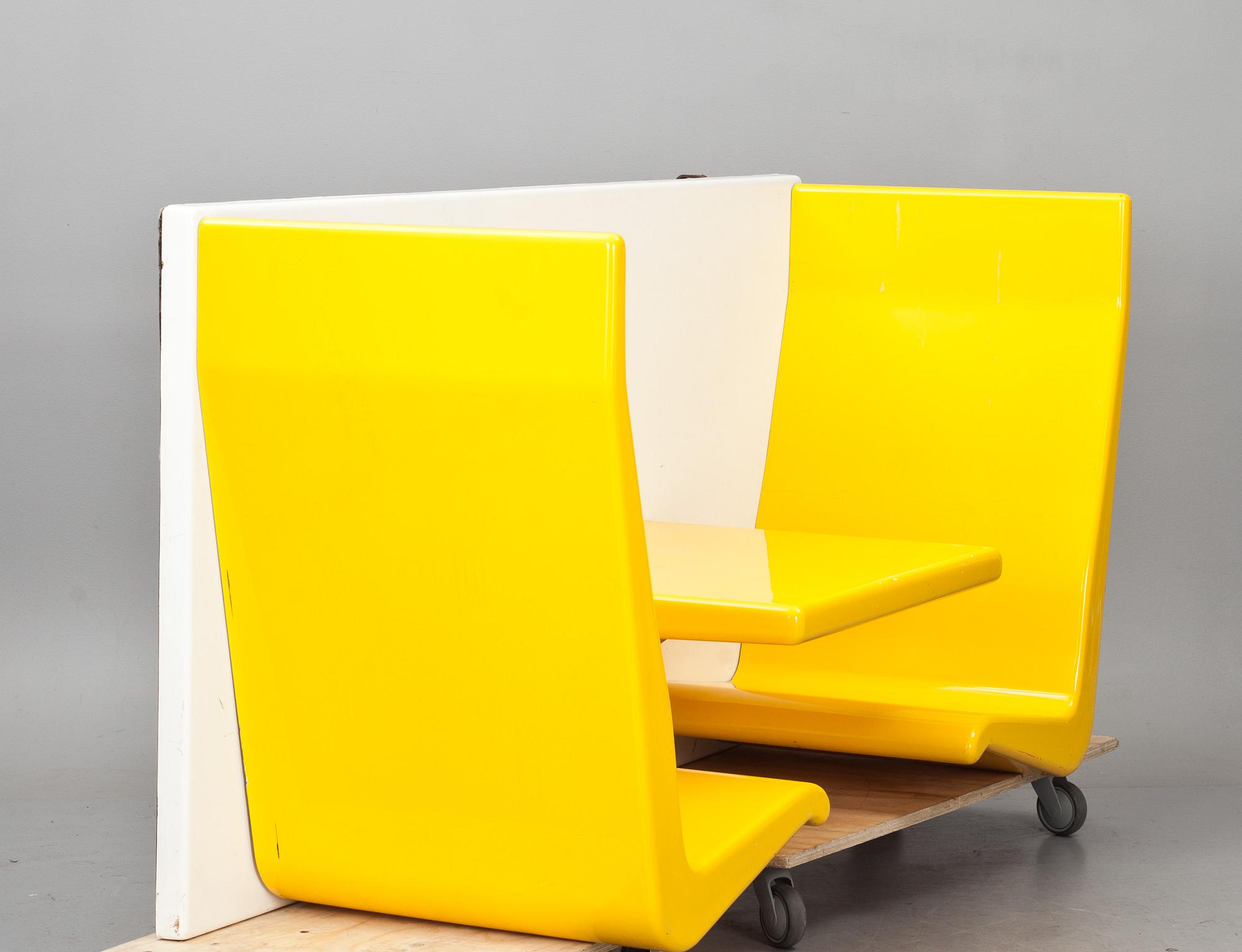 BORD MED STOLAR, VÄGGFAST, "Boomerang". Design Thor Larsen.