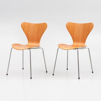 Arne Jacobsen, stolar, ett par, "Sjuan", Fritz Hansen, Danmark 2015.