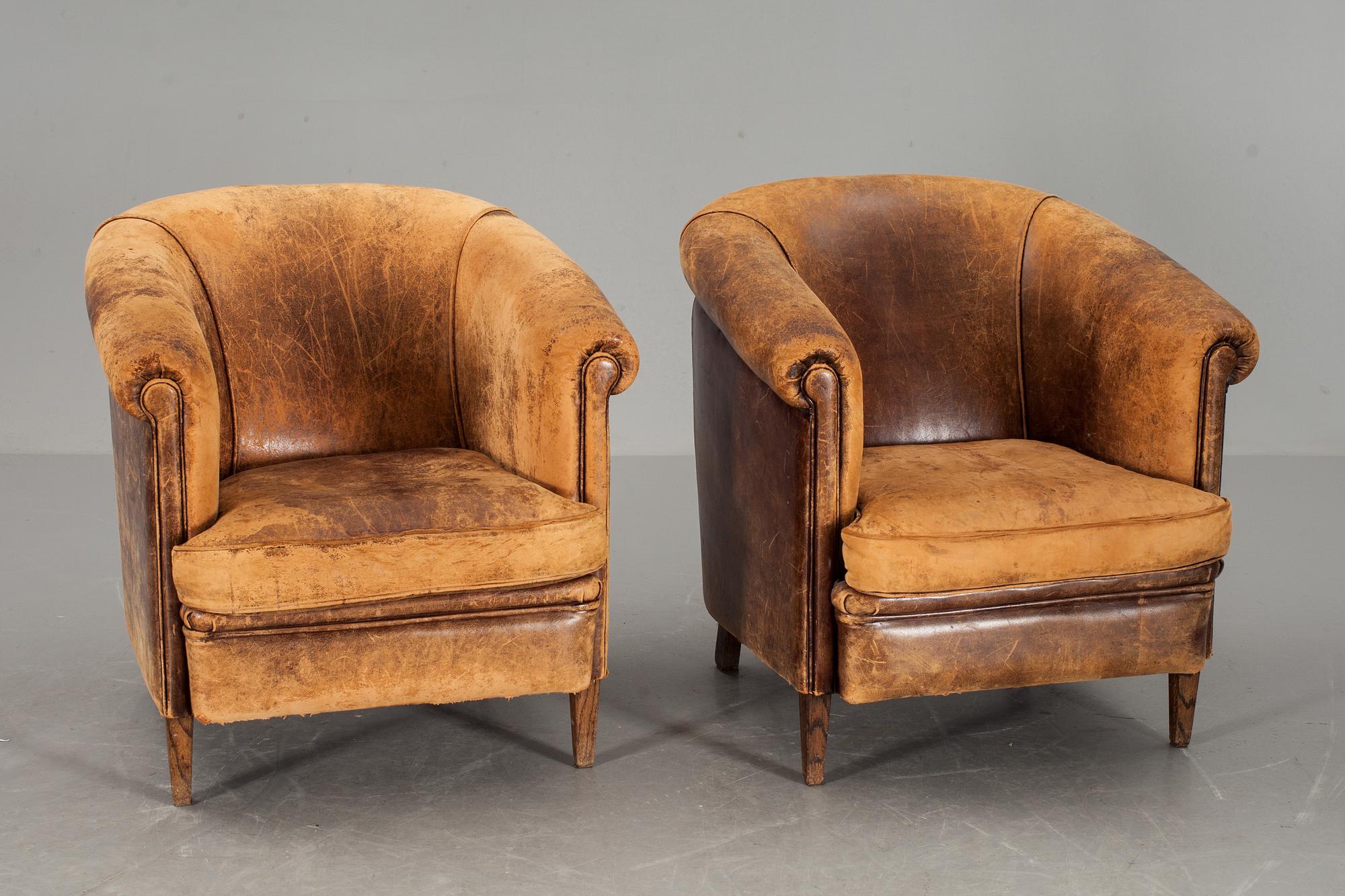 CLUBFÅTÖLJER, ett par, engelsk stil, 1900-talets slut.