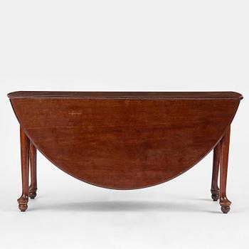 A George III mahogany gateleg table, late 18th century.