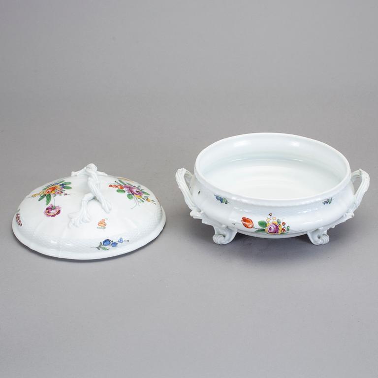 TERRIN MED LOCK, porslin, Nymphenburg, 1900-talets första hälft.