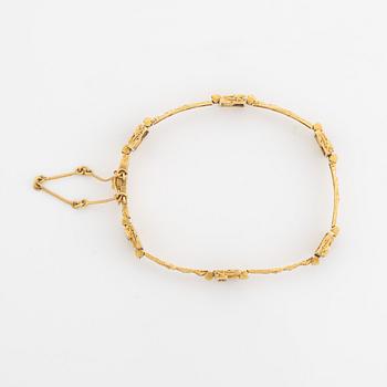 Björn Weckström, 18K gold and eight cut diamond "Diamantetapper" bracelet.