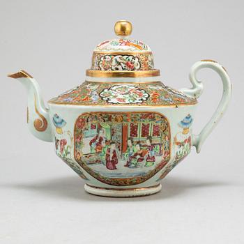 A large Canton famille rose tea pot with cover, Qing dynasty, 19th Century.