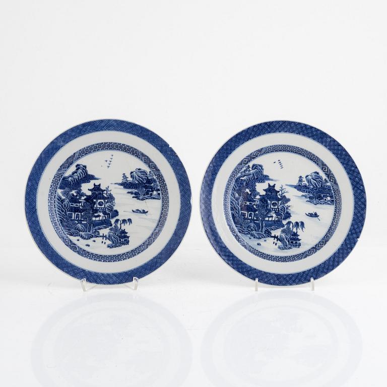 A set of twelve Chinese export blue and white porcelain plates, Qing dynasty, Jiaqing (1796-1820).