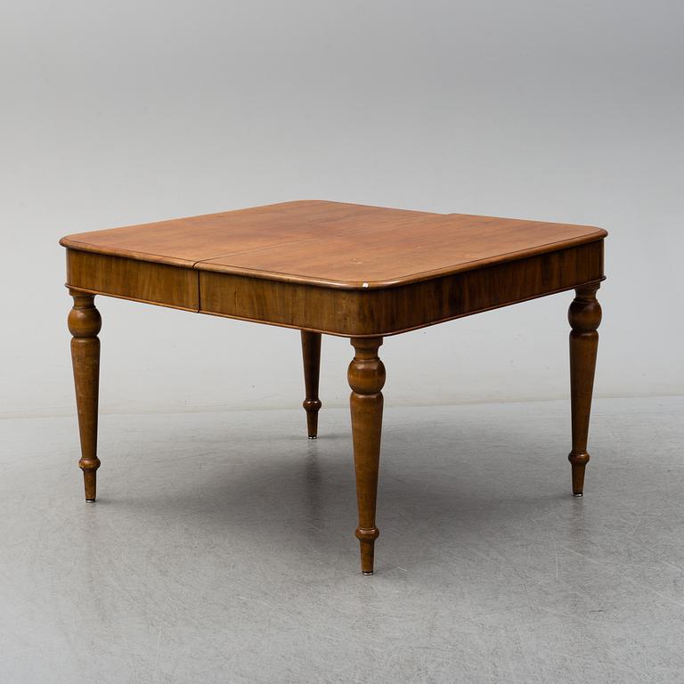 An early 20th century dinner table.