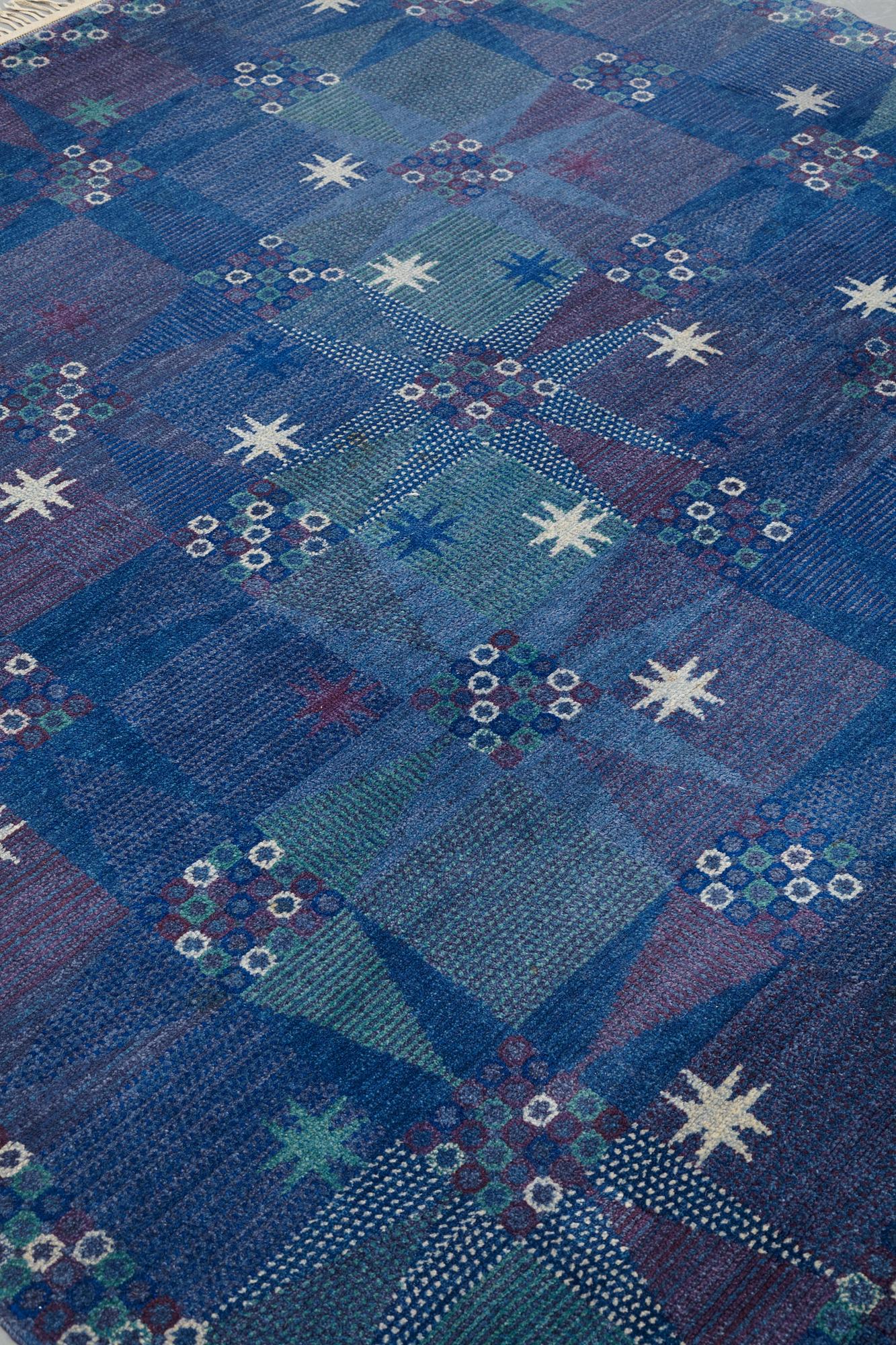 Barbro Nilsson, matta, "Stjärnflossan, blå", flossa, ca 250-253 x 249-253 cm, signerad AB MMF BN.