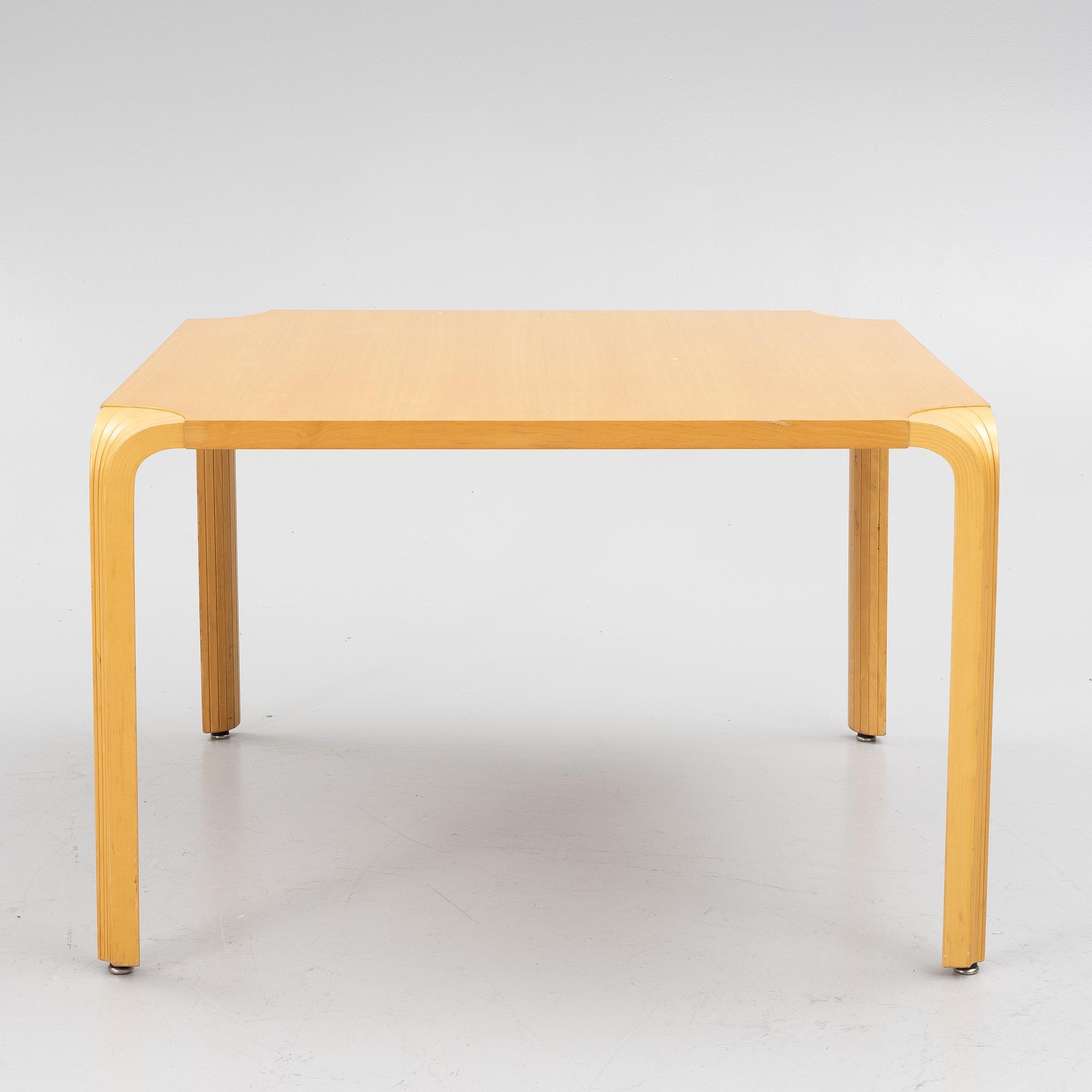 Alvar Aalto, soffbord, modell "X800A", Artek, Finland, sent 1900-tal.