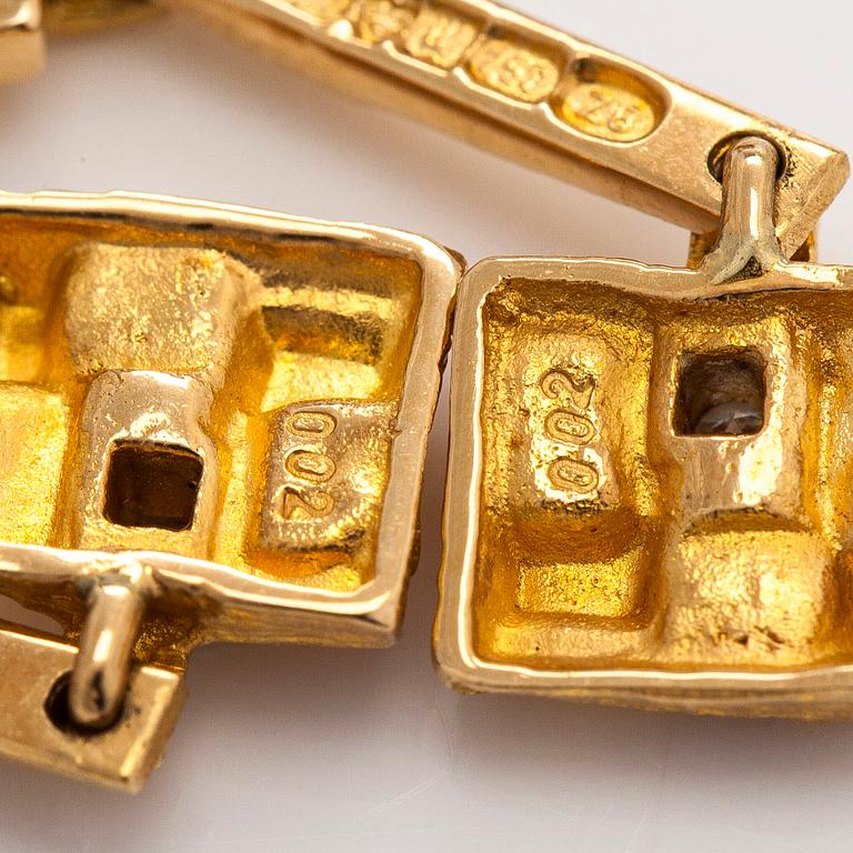 Björn Weckström, korvakorut, "Thai", 18K kultaa, 8/8-hiottuja timantteja. Lapponia 2001.