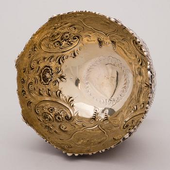 A BOWL, silver, Sheffield 1904.