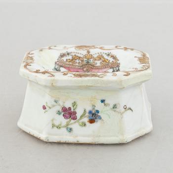 An armorial export porcelain salt cellar, China, Qianlong (1736-95).