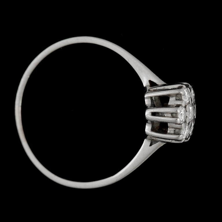 RING, 18k guld med 6 briljantslipade diamanter, enligt gravyr tot ca 0,45 ct. Vikt ca 2,4 gram.