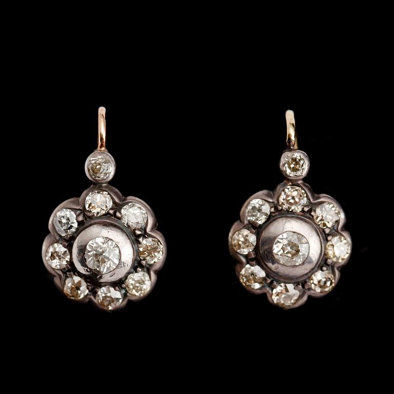 ÖRHÄNGEN, 1 par, 18 k guld, diamanter tot ca 1.20 ct, 1900-talets första hälft.