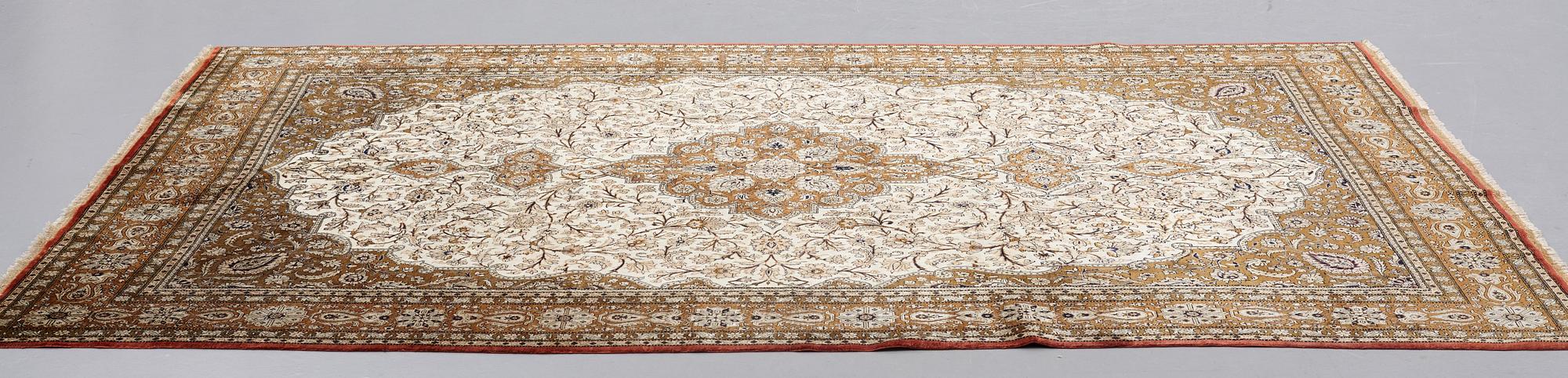 MATTA, semiantik silke Ghom, ca 269,5 x 179,5-182 cm (samt kortsidorna med 1 och 2 cm slätväv).