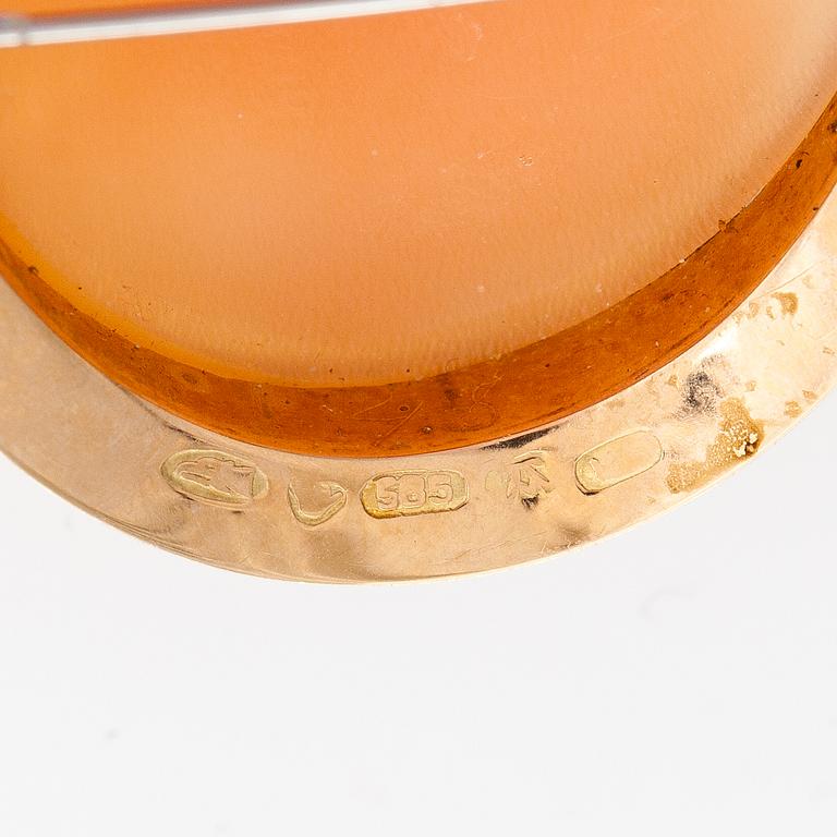 A 14K gold and seashell cameo brooch/pendant. Auran kultaseppä, Turku.