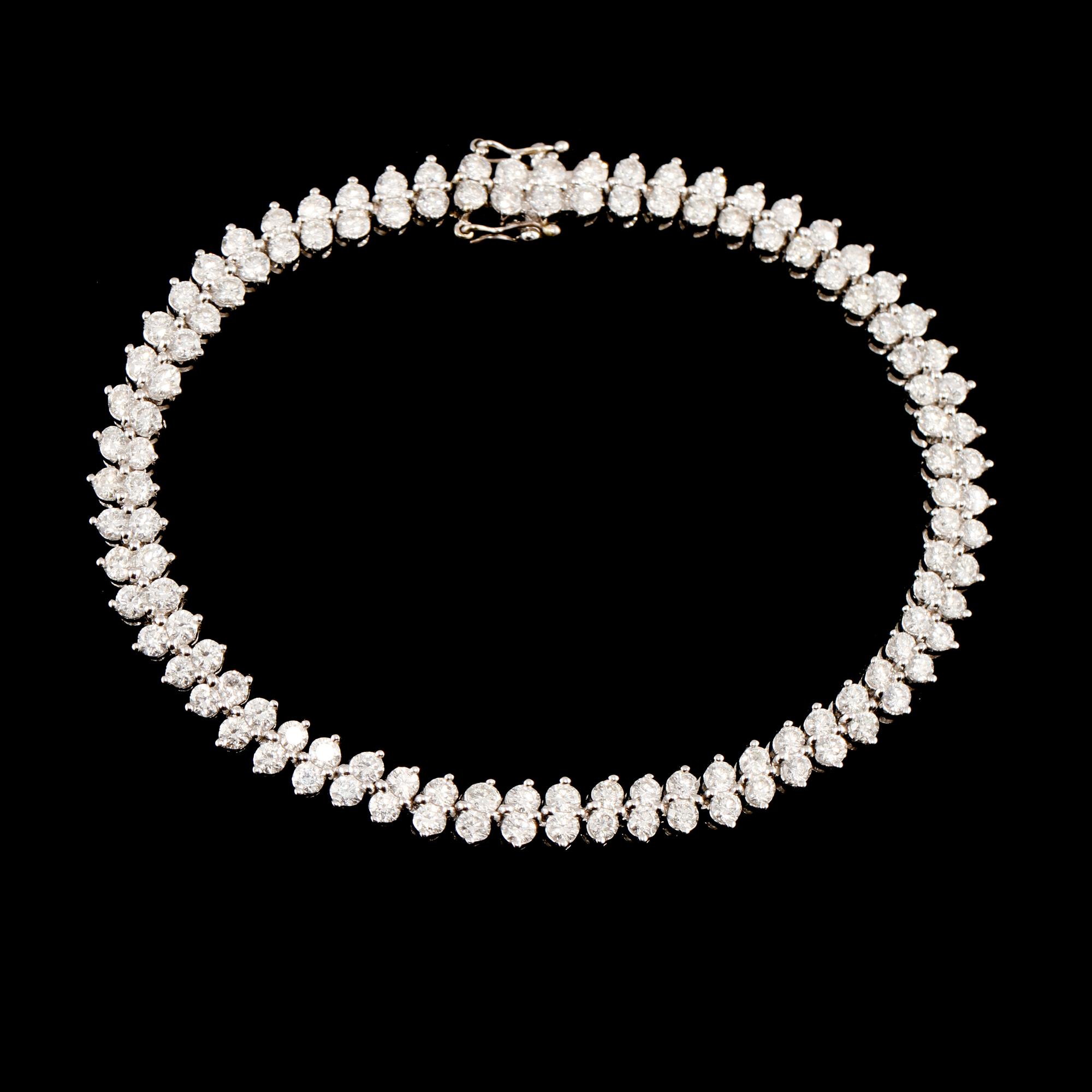 ARMBAND, 18k vitguld med 120 briljantslipade diamanter, totalt ca 5.68 ct, Paris, Frankrike. Vikt 17 g.