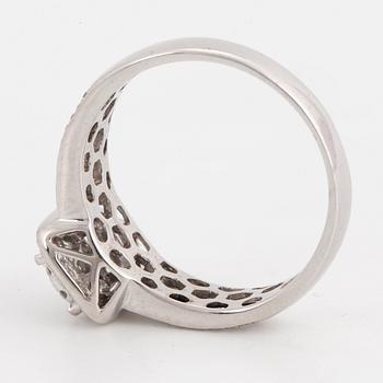 Brilliant-cut diamond ring.