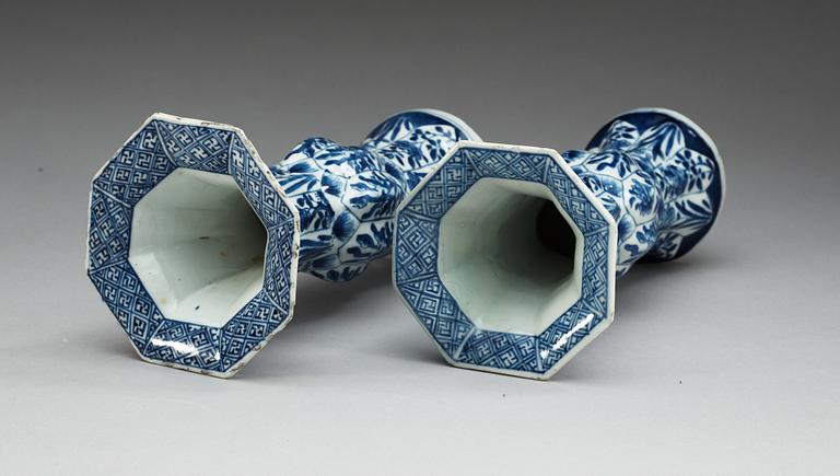 A pair of blue and white vases, Qing dynastin. Kangxi (1662-1722).