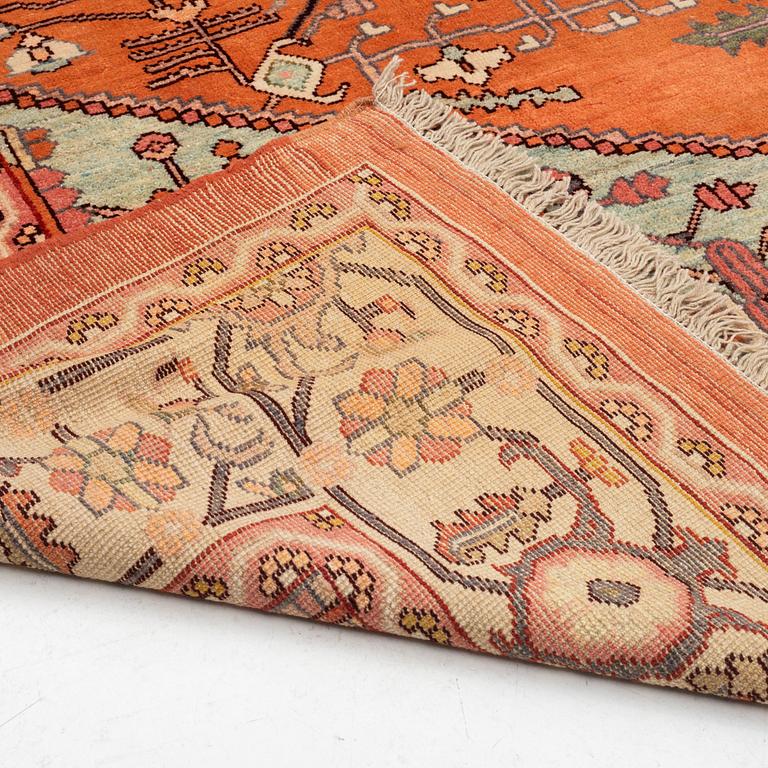 A carpet, Heriz pattern, circa 418 x 326 cm.