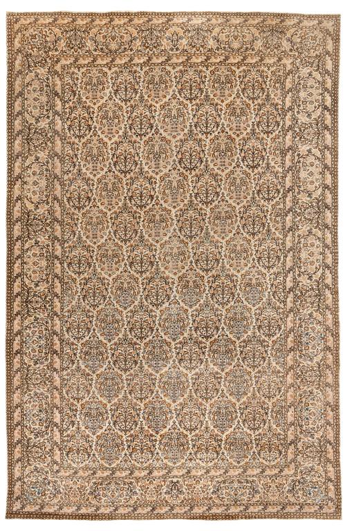 A carpet, semi-antique, Tabriz, ca 509,5 x 334,5 cm.