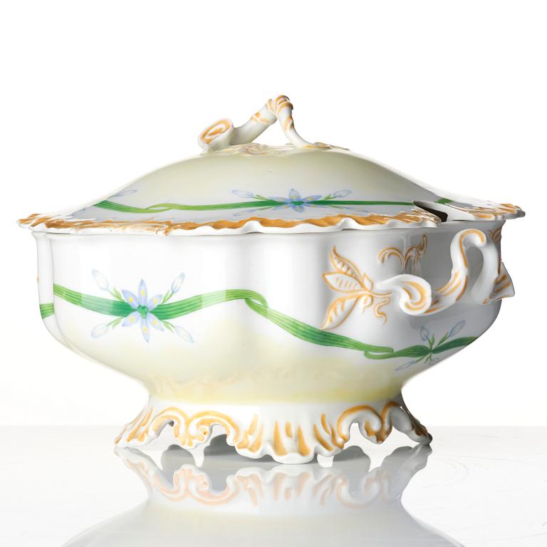 A porcelain tureen with cover, Monbijou Bavaria, signed and dated Emma Leffler 1901.