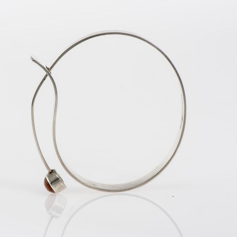 ARMBAND, silver 813, syntetisk solsten. Kupittaan Kulta 1961. Vikt ca 26,8 g.