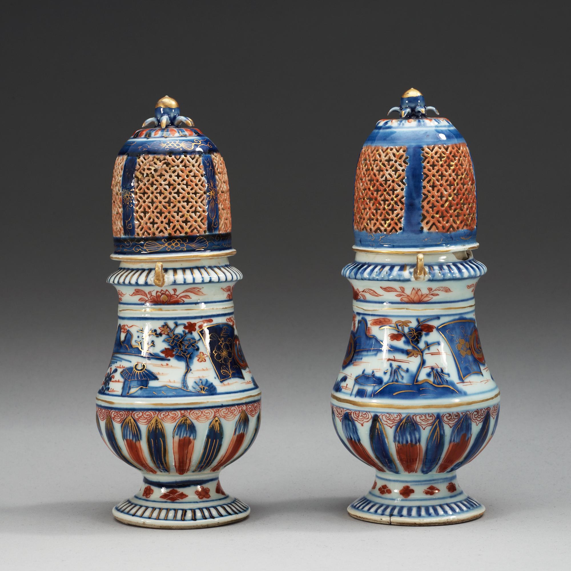 A pair of imari sugar casters, Qing dynasty, Kangxi (1662-1722).