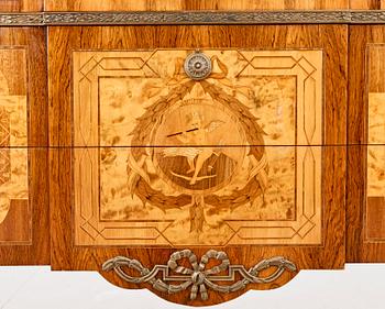 BYRÅ, gustaviansk stil, märkt Aktiebolaget Gustavianska Möbler, Onslunda, 1900-talets första hälft.